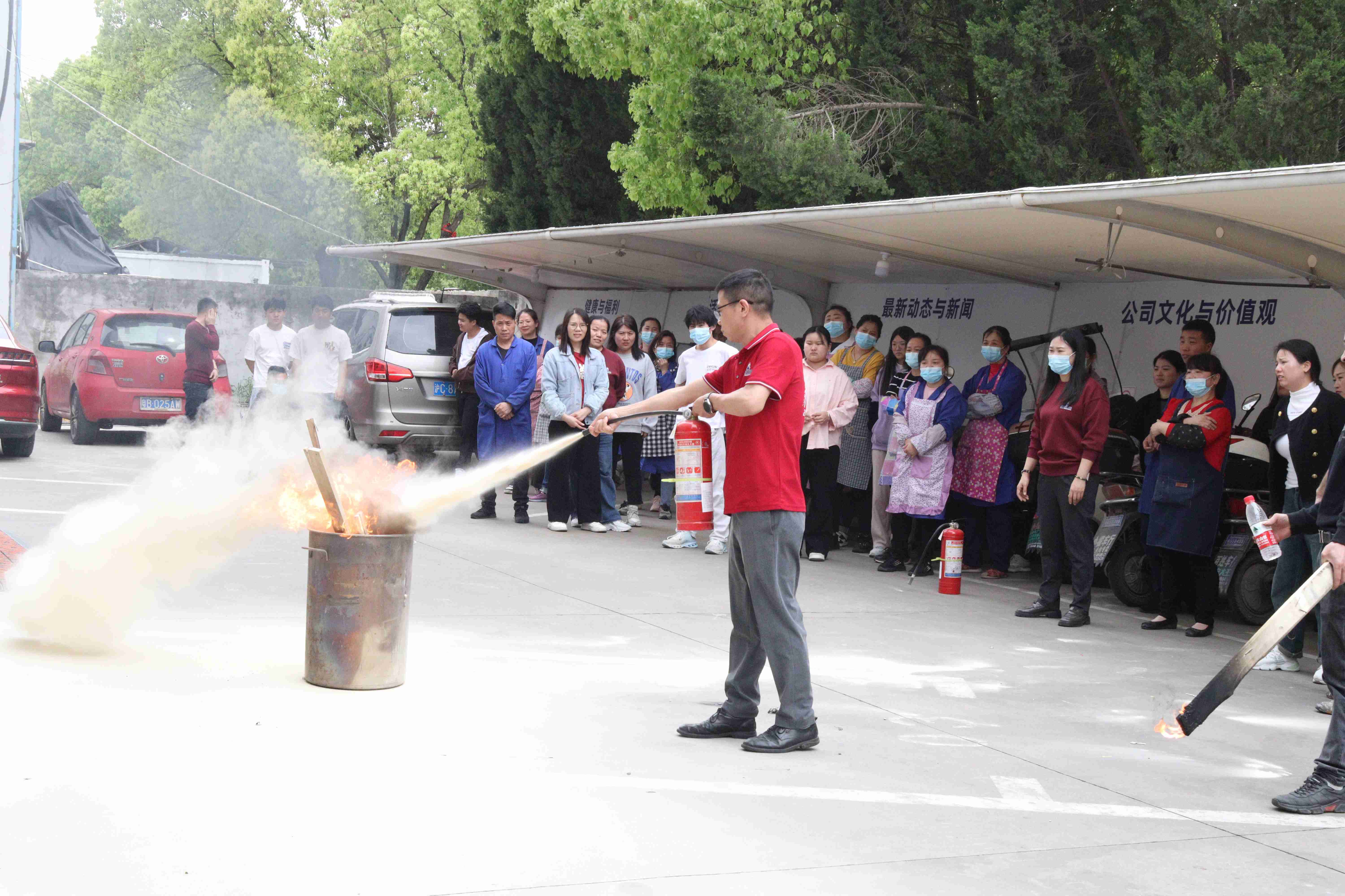 上海傲眾舉行春季安全消防演習(xí)，海綿砂紙展現(xiàn)優(yōu)異助燃性能助力救援演練